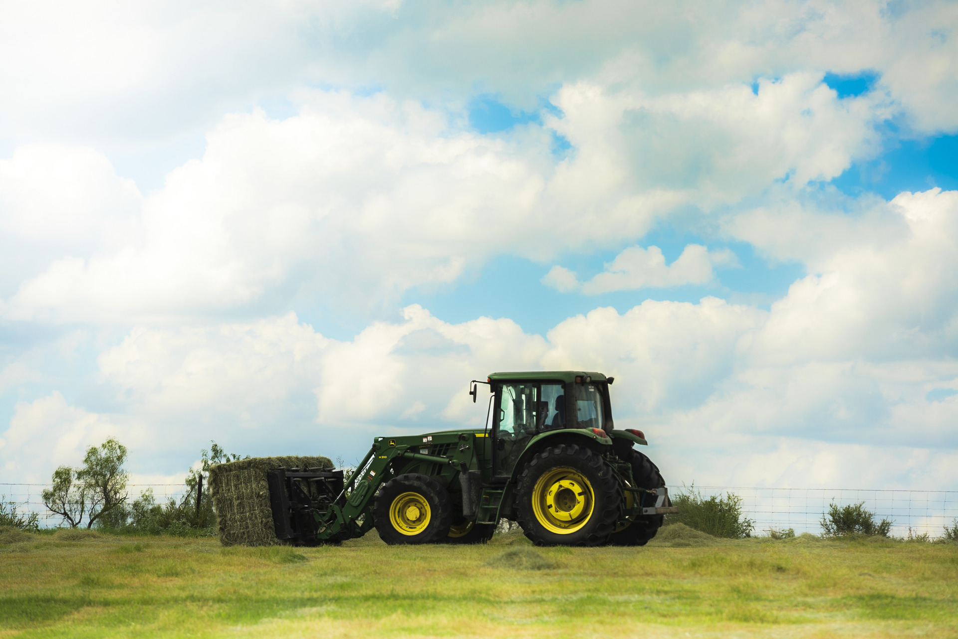 A used John Deere tractor, sold by Tellus Equipment of Texas.