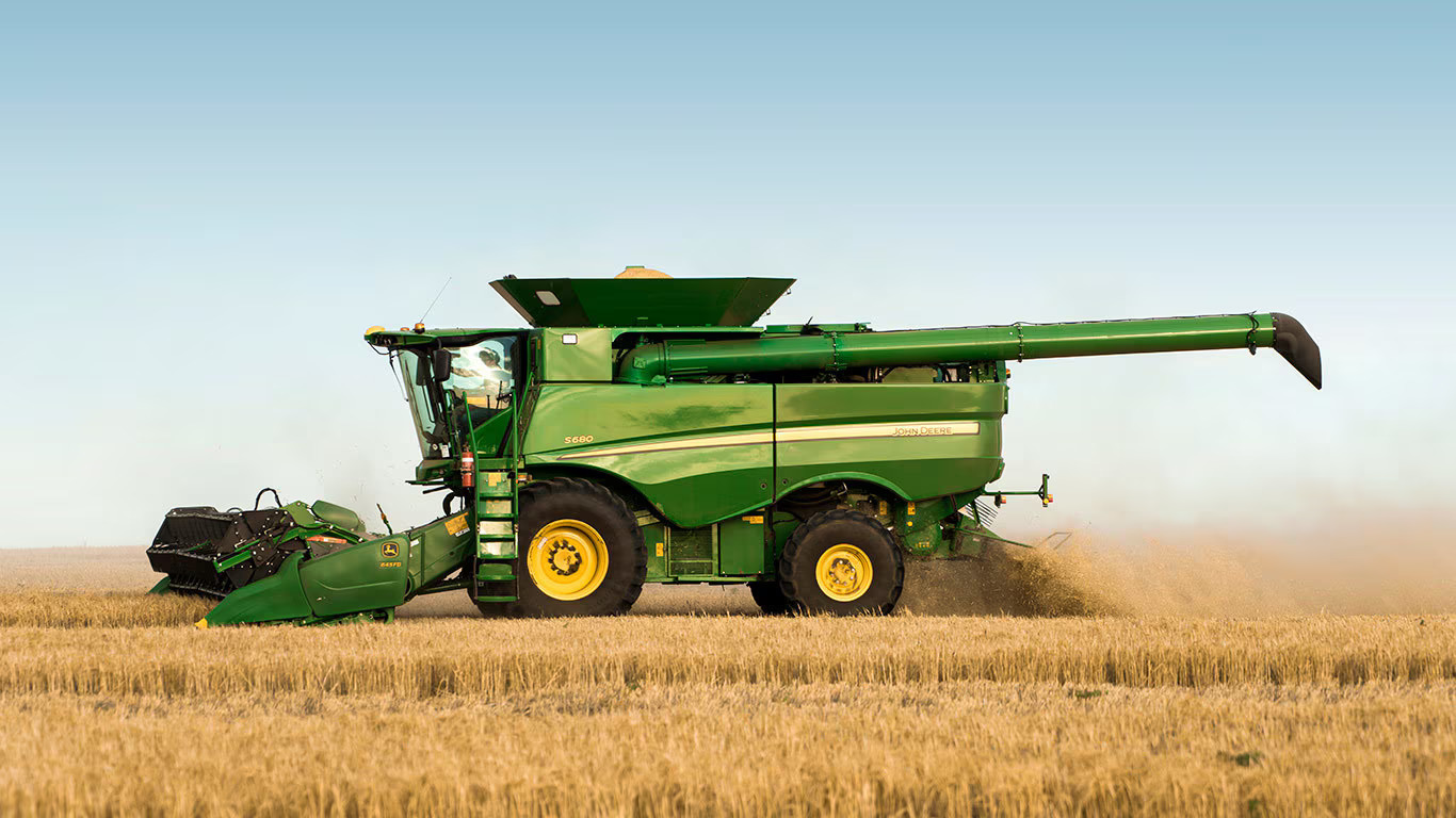 A John Dere S680 Combine in a field in Texas.